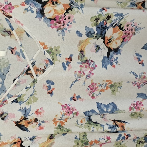 mts size large top, multicolored floral pattern on cream background - Picture 3 of 4